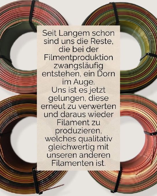 A text in German with four spools in the background. Deepl translates the text in English as follows: 'For a long time now, the waste that inevitably arises during film production has been a thorn in our side. We have now succeeded in recycling this waste and using it to produce filament that is of the same quality as our other filaments.'