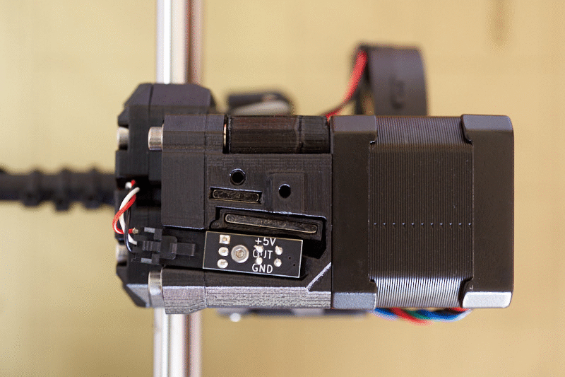 Animation of the filament sensor's mechanism. A long 3D printer arm with a magnet in the middle is moving when the filament is inserted