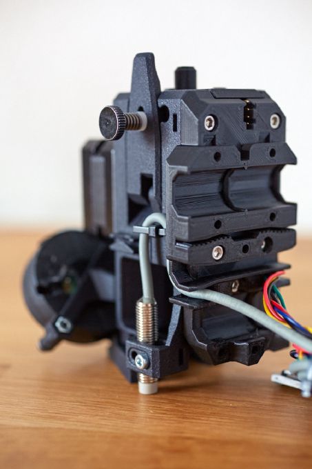 Photo of the back of the Bondtech extruder assembled with the custom Bear carriage. we can see the cables routing of the Pinda and the extruder motor